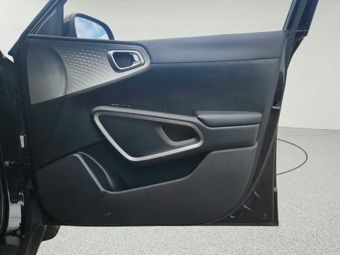 Used 2023 Kia Soul LX w/ LX Technology Package FWD image 21