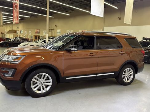 Used 2017 Ford Explorer XLT FWD image 5