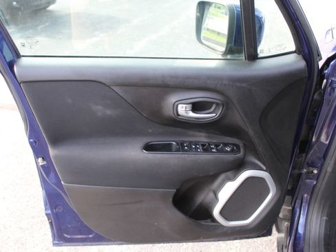 Used 2018 Jeep Renegade Latitude FWD image 18