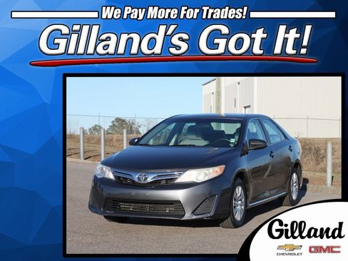 Used 2014 Toyota Camry LE image 1