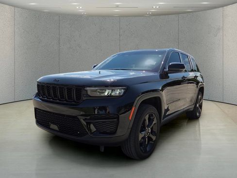 Used 2023 Jeep Grand Cherokee Altitude RWD image 11