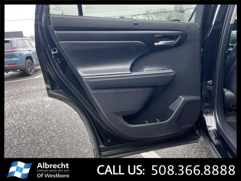 Used 2025 Toyota Highlander XLE image 14
