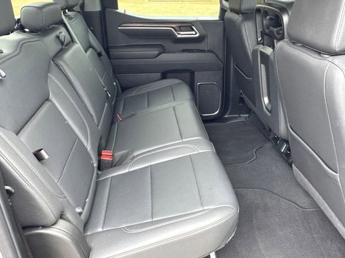Used 2025 GMC Sierra 1500 SLT AWD/4WD image 17