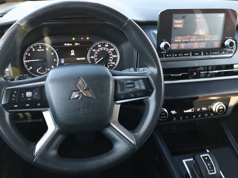 Used 2022 Mitsubishi Outlander ES image 15