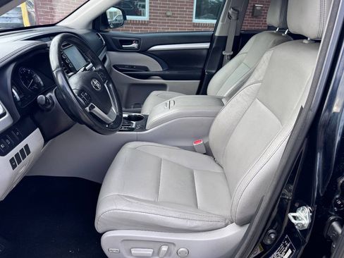 Used 2017 Toyota Highlander XLE FWD image 13