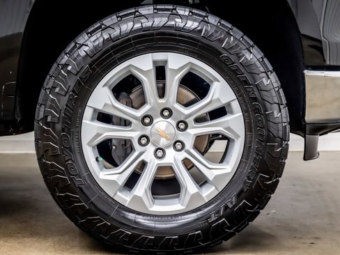 Used 2025 Chevrolet Silverado 1500 LTZ image 36