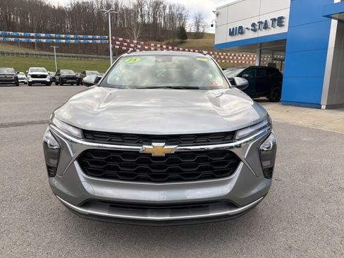 Used 2025 Chevrolet Trax LT w/ LT Convenience Package image 11