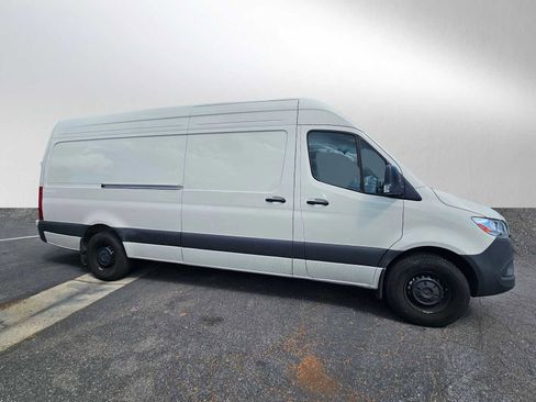Used 2025 Mercedes-Benz Sprinter 2500 image 2