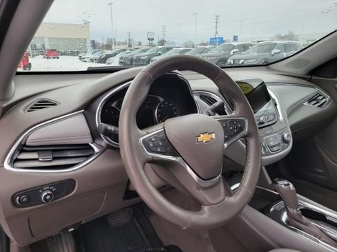 Used 2018 Chevrolet Malibu LT w/ Leather Package FWD image 17