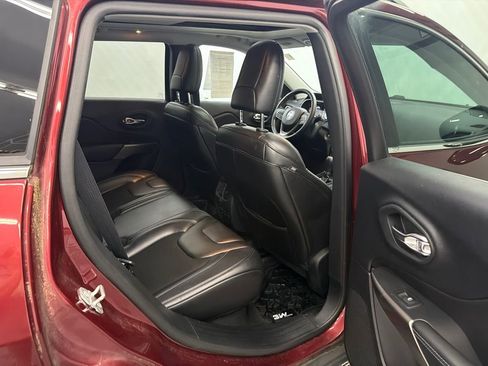 Used 2019 Jeep Cherokee Latitude Plus w/ Comfort/Convenience Group FWD image 16