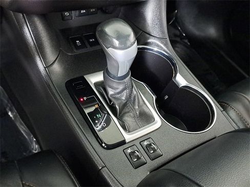 Used 2017 Toyota Highlander XLE w/ Carpet Mat Package image 32