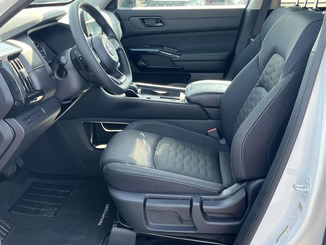 Used 2025 Nissan Pathfinder S FWD image 13