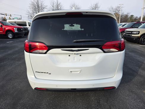 Used 2018 Chrysler Pacifica Touring-L Plus image 4