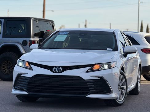 Used 2021 Toyota Camry LE image 3