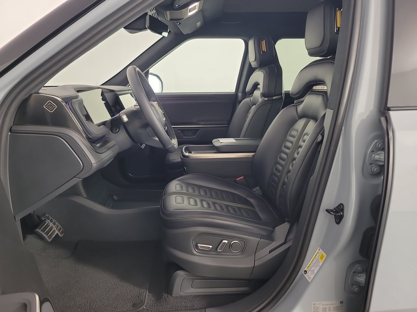 Used 2025 Rivian R1S Adventure Dual AWD/4WD image 20