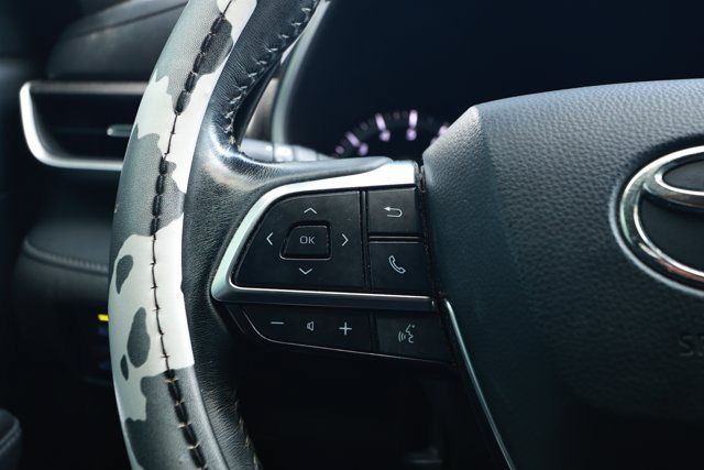 Used 2020 Toyota Highlander XLE AWD/4WD image 13