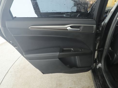 Used 2017 Ford Fusion SE image 19