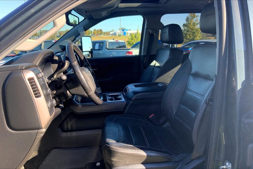 Used 2018 GMC Sierra 2500 Denali w/ Duramax Plus Package AWD/4WD image 9