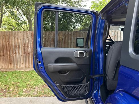 Used 2019 Jeep Wrangler Unlimited Sahara AWD/4WD image 41