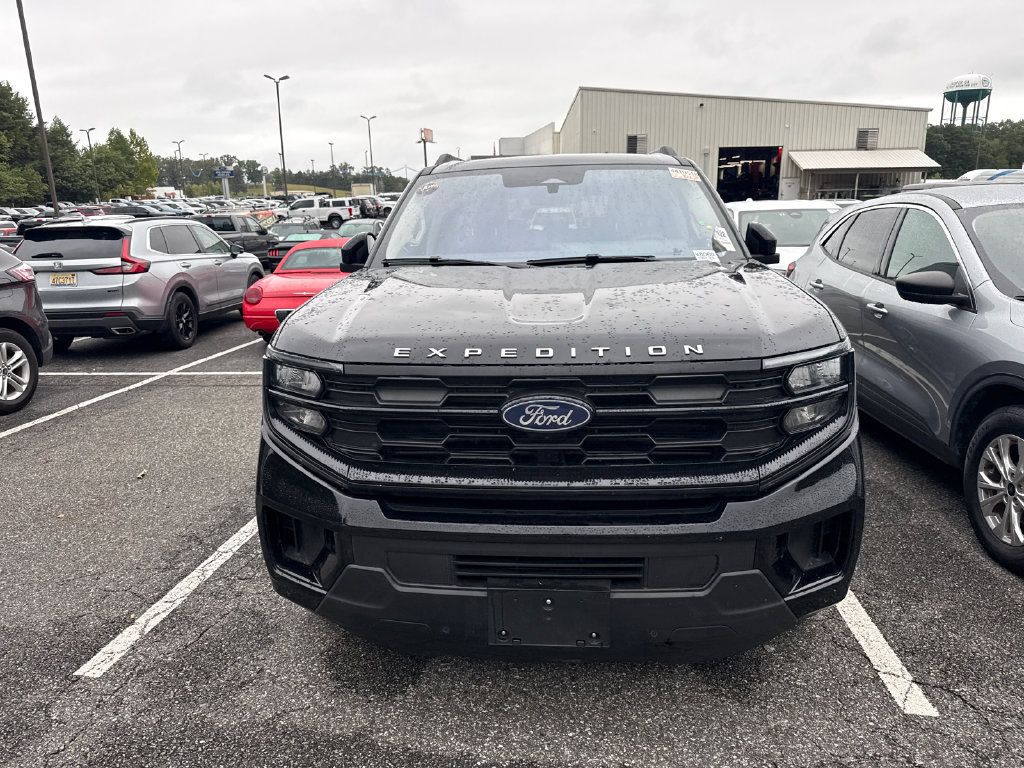 Used 2025 Ford Expedition Active AWD/4WD image 3
