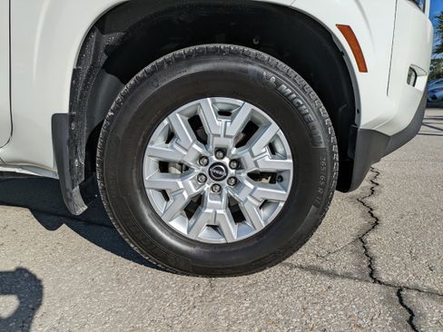 Used 2024 Nissan Frontier SV w/ SV Convenience Package image 11