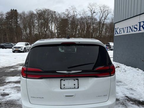 Used 2024 Chrysler Pacifica Limited w/ Uconnect Theater Family Group image 7
