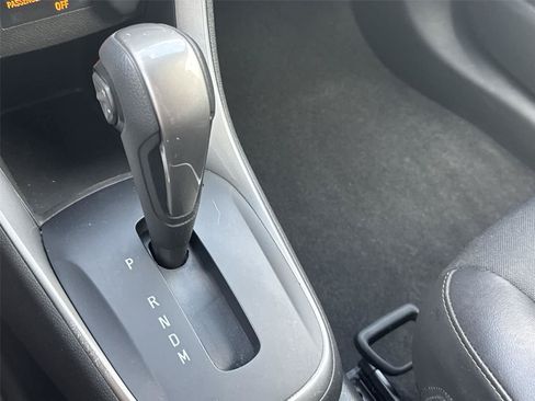 Used 2022 Chevrolet Trax LT w/ LT Convenience Package AWD/4WD image 19