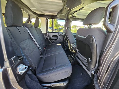 Used 2025 Jeep Wrangler Unlimited Rubicon 4xe w/ Convenience Group AWD/4WD image 29