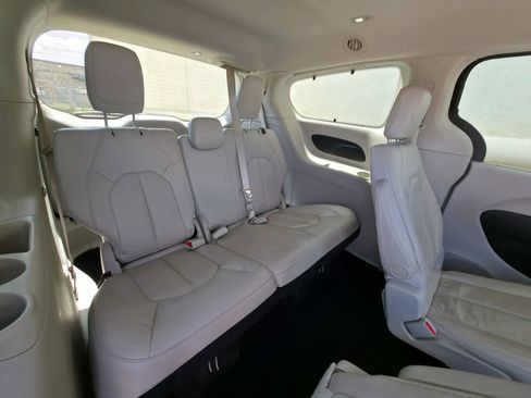 Used 2017 Chrysler Pacifica Touring-L FWD image 14