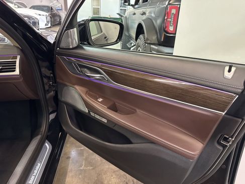Used 2018 BMW 750i RWD image 31