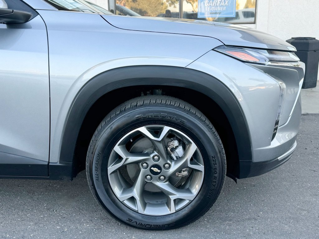 Used 2025 Chevrolet Trax LT FWD image 2