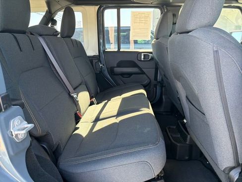 Used 2025 Jeep Wrangler Unlimited Sahara AWD/4WD image 31