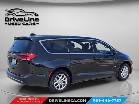 Used 2025 Chrysler Pacifica Select FWD image 12