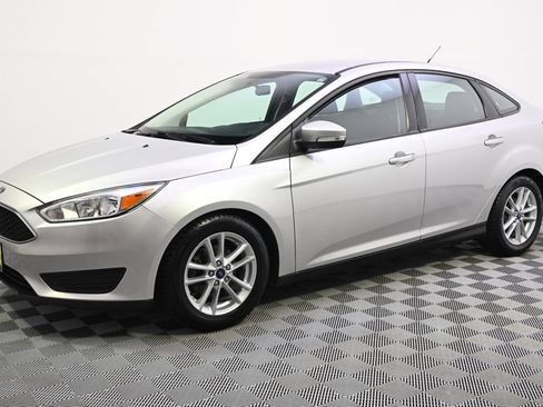 Used 2016 Ford Focus SE FWD image 2