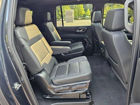 Used 2022 Chevrolet Suburban Z71 w/ Luxury Package AWD/4WD image 12
