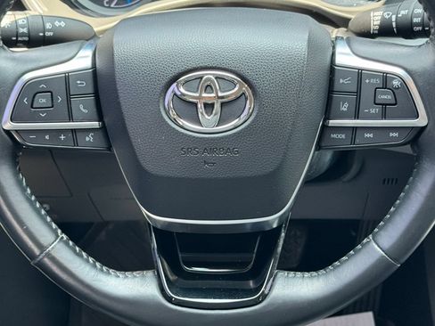 Used 2021 Toyota Highlander XLE AWD/4WD image 23