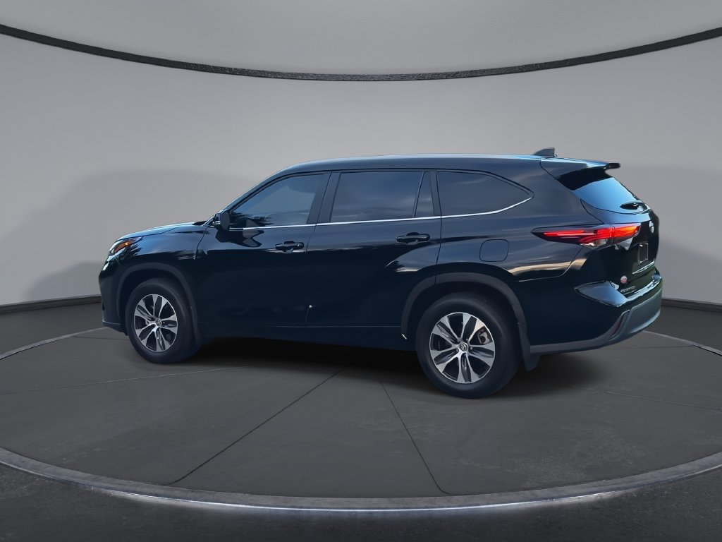 Certified 2025 Toyota Highlander XLE FWD image 6