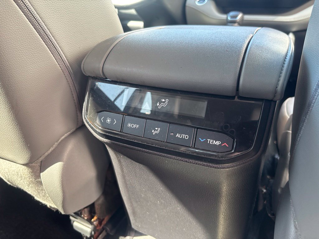 Used 2024 Toyota Highlander XLE AWD/4WD image 33