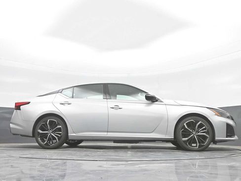 Used 2024 Nissan Altima 2.5 SR FWD image 36