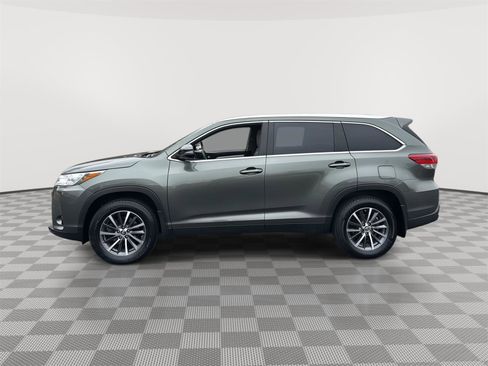 Used 2019 Toyota Highlander XLE image 25