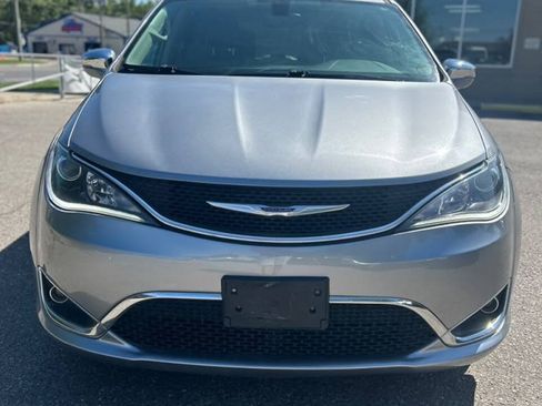Used 2018 Chrysler Pacifica Limited FWD image 2