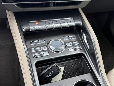 Used 2025 Lincoln Nautilus Premier image 26