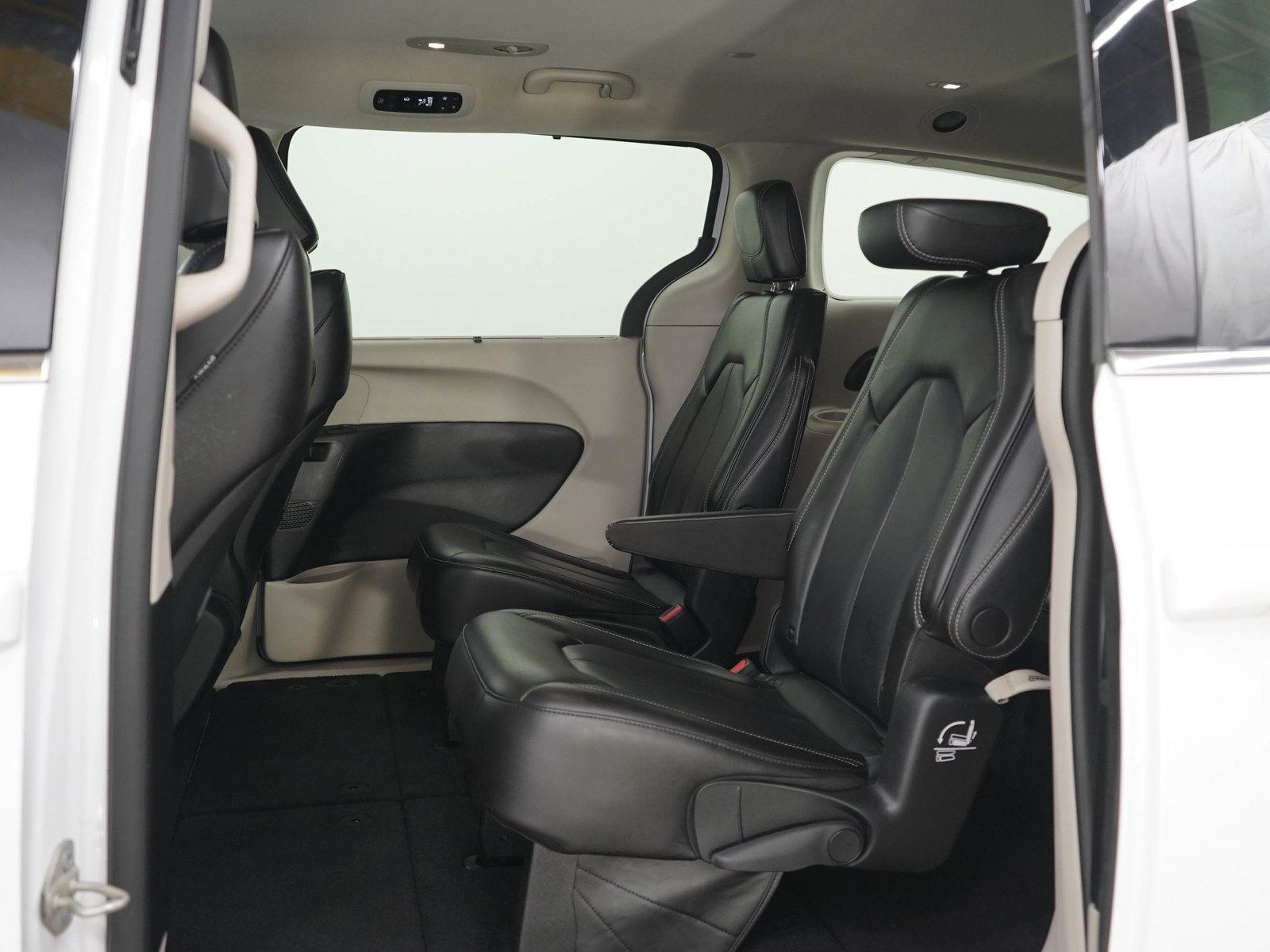 Used 2023 Chrysler Pacifica Touring-L FWD image 21