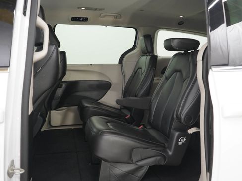 Used 2023 Chrysler Pacifica Touring-L FWD image 21