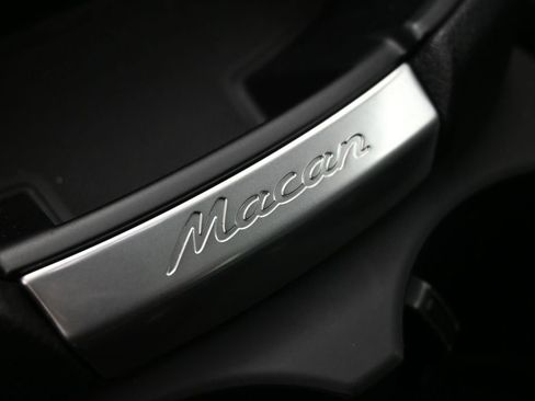 Certified 2024 Porsche Macan AWD/4WD image 19