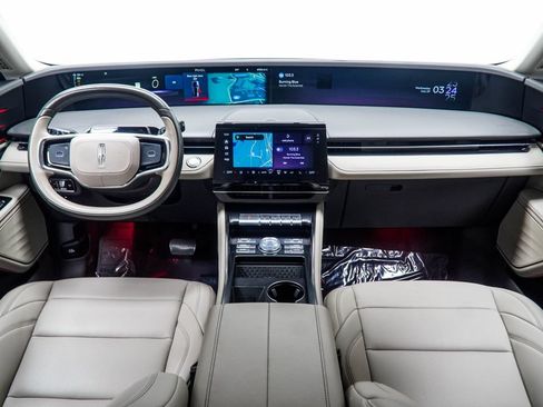 Used 2025 Lincoln Nautilus Premier AWD/4WD image 5