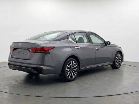 Used 2025 Nissan Altima 2.5 SV FWD image 9