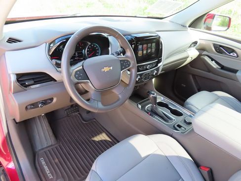 Used 2019 Chevrolet Traverse LT w/ LT Premium Package AWD/4WD image 4