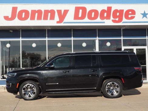 Used 2023 Jeep Wagoneer L Series II AWD/4WD image 2