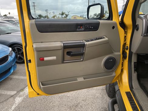 Used 2003 HUMMER H2 w/ Preferred Equipment Group image 16